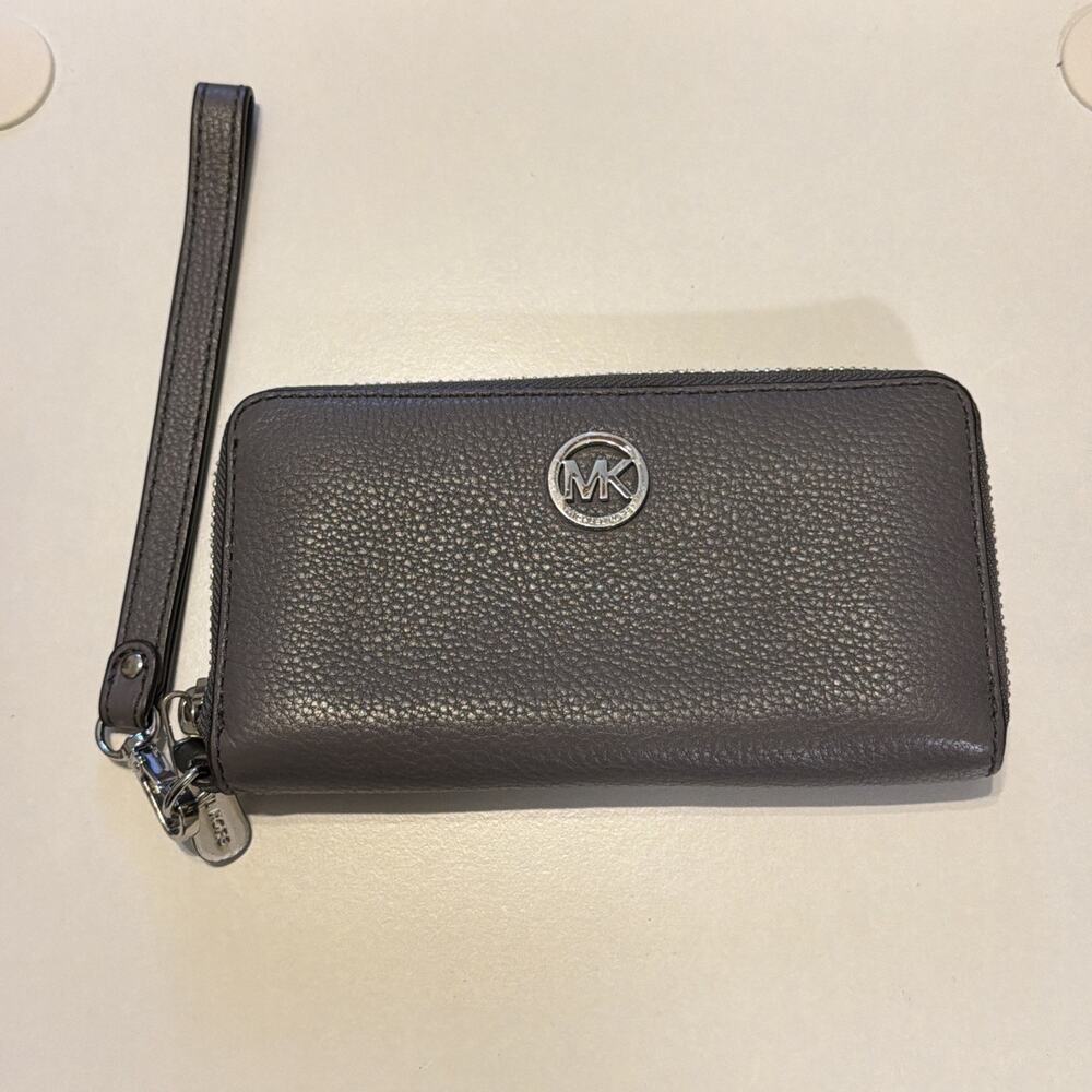 Michael Kors Jet Set Travel medium Flat Zip Phone Case Wristlet Wallet